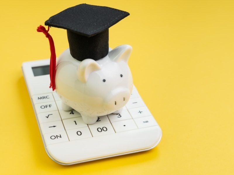 Simulador de becas para prepa 2025, con alcancía y calculadora sobre fondo amarillo