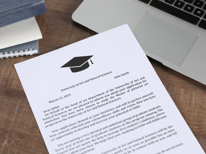 Carta de aceptación de beca escolar sobre escritorio, representando becas académicas para preparatoria