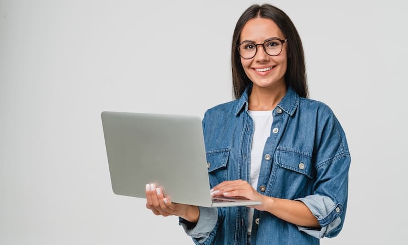 Estudiante sabiendo los beneficios de estudiar en línea en México