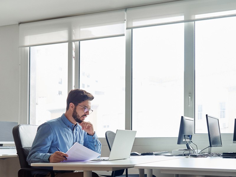 Profesional analizando datos de comercio internacional en oficina moderna