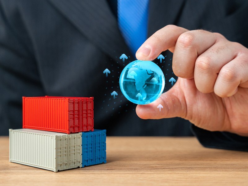 Estrategia de comercio global con contenedores y representación del mundo