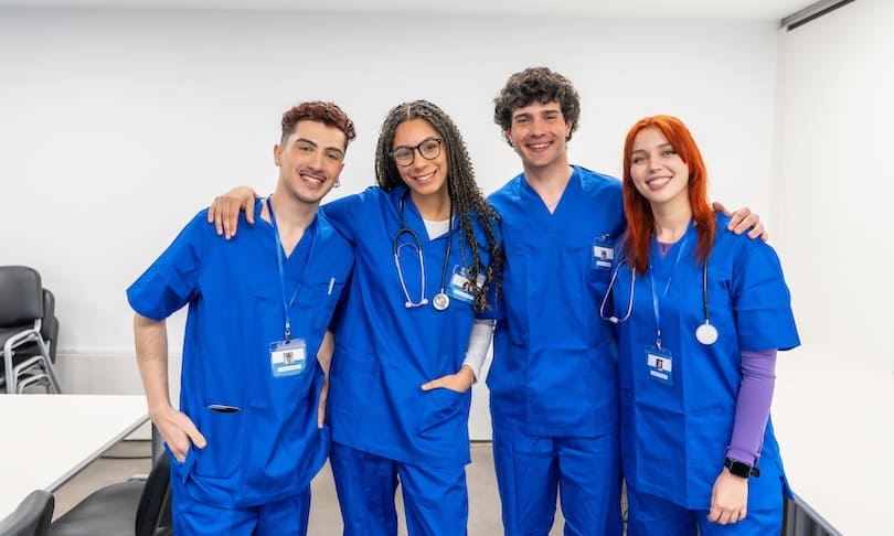 Estudiantes de Enfermería con uniforme clínico durante su formación universitaria y preparación para prácticas profesionales.