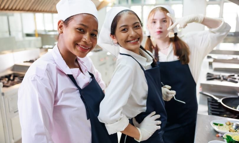 Estudiantes de Gastronomía realizando prácticas en una cocina profesional como parte de su formación universitaria en Guadalajara.