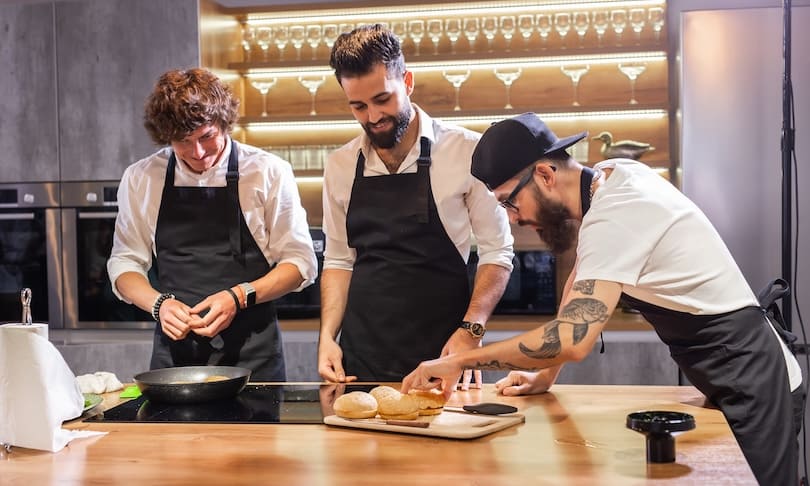 Estudiantes de Gastronomía preparando alimentos durante una práctica culinaria para desarrollar habilidades profesionales.