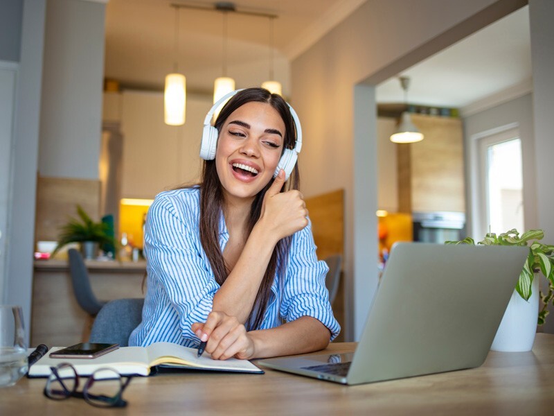 Joven con estilo de aprendizaje auditivo participando en clase virtual desde casa