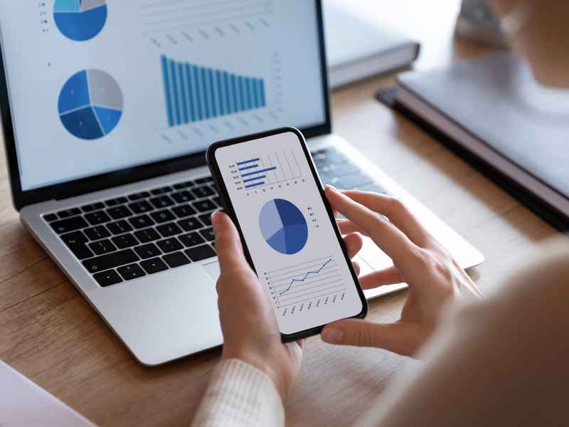 Análisis de métricas de marketing digital en laptop y smartphone