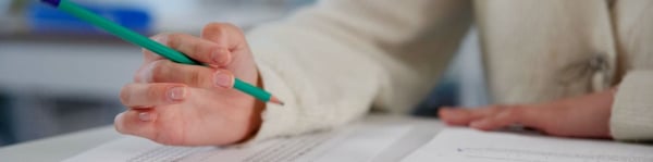 Estudiante resolviendo un examen de admisión a la UNAM de la convocatoria 2025