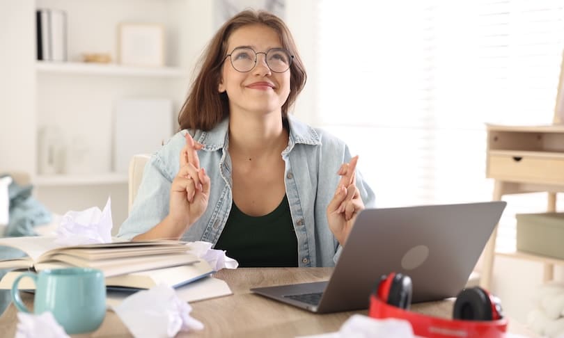 Estudiante esperando los resultados de su examen ECOEMS