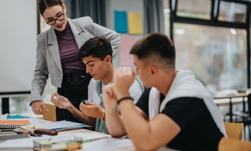 estudiantes de preparatoria preparándose para su examen a la universidad pública