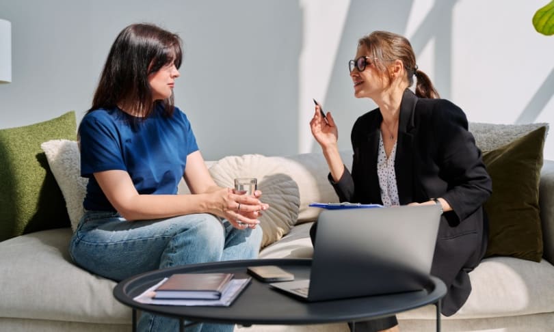 evaluación psicológica aplicada por profesional durante sesión de psicología clínica