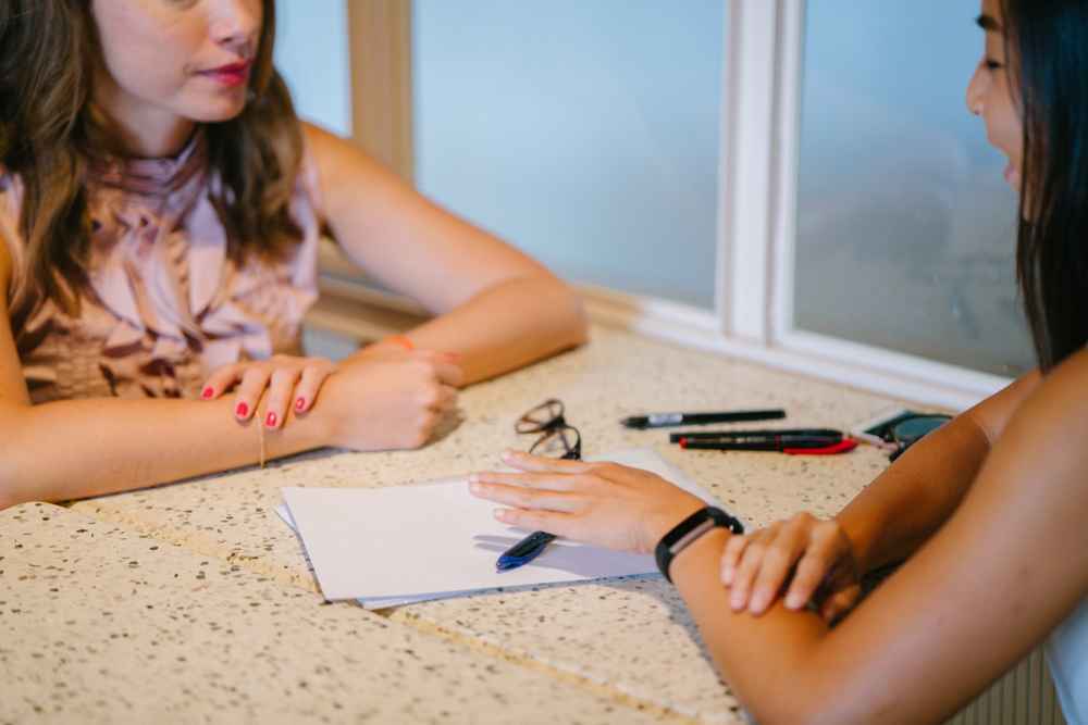 Psicóloga y paciente en sesión de terapia, ejemplo práctico de la licenciatura en psicología.