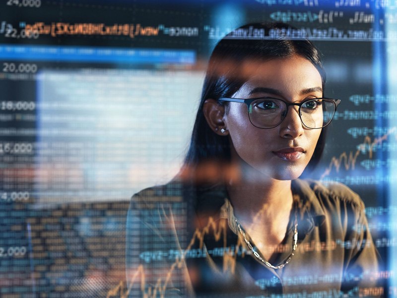 Estudiante de Ingeniería en Sistemas Computacionales analizando código y gráficos en tiempo real