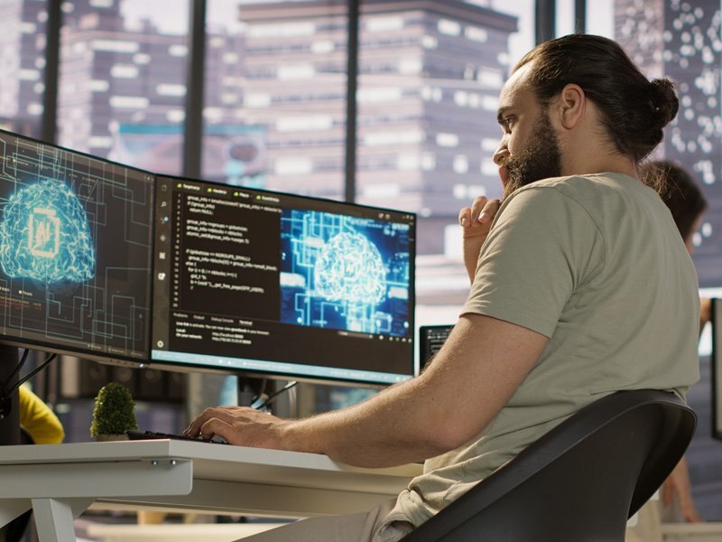 Profesional de Ingeniería en Sistemas Computacionales trabajando en desarrollo de inteligencia artificial