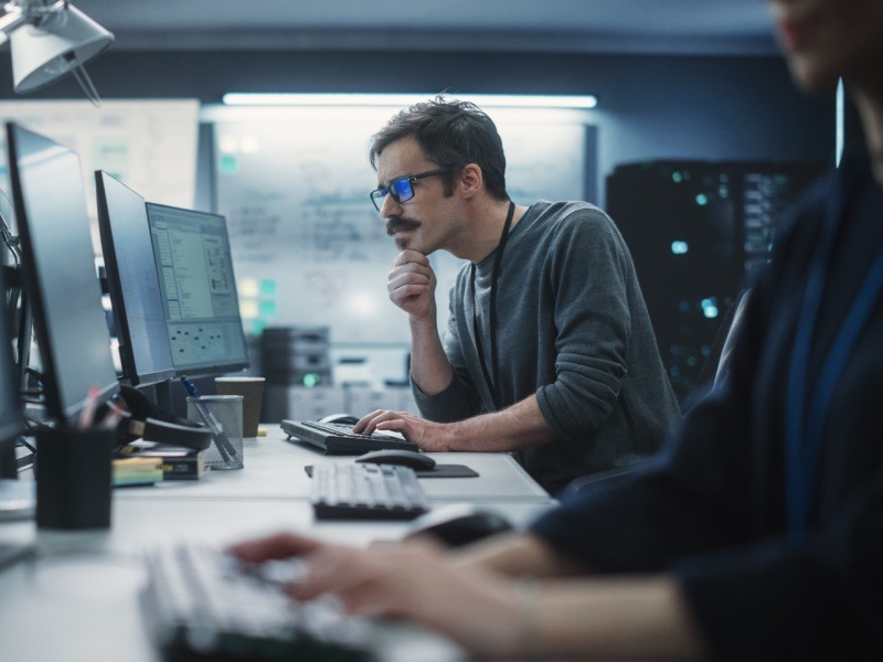 Ingeniero en telecomunicaciones analizando redes y sistemas de comunicación en un entorno tecnológico