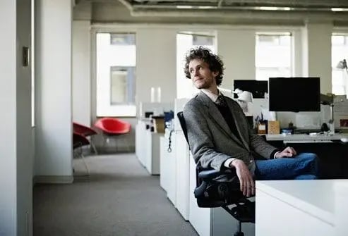 Profesional considerando estudiar una maestría en la UNITEC para avanzar en su carrera