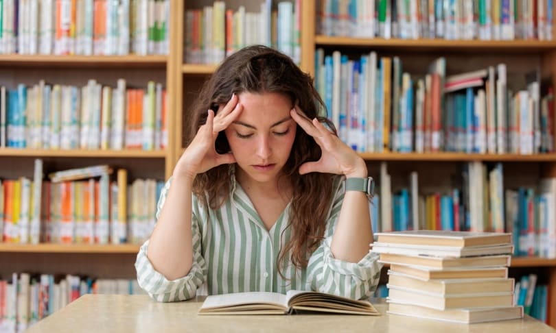 oven preparándose en biblioteca para el examen de ingreso a la UNAM 2025