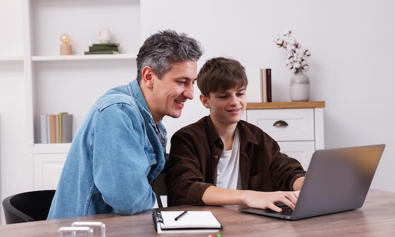 Papá apoyando a su hijo para seguir estudiando después de examen ECOEMS