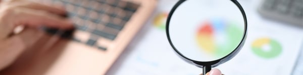 estudiante analizando datos y gráficos en la licenciatura en seguridad pública