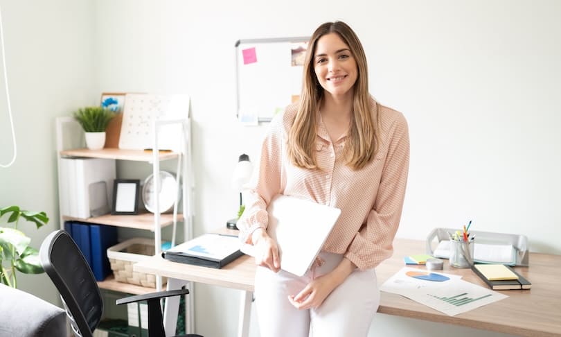 Egresada de la UNITEC explorando sectores donde trabaja un licenciado en Administración Pública