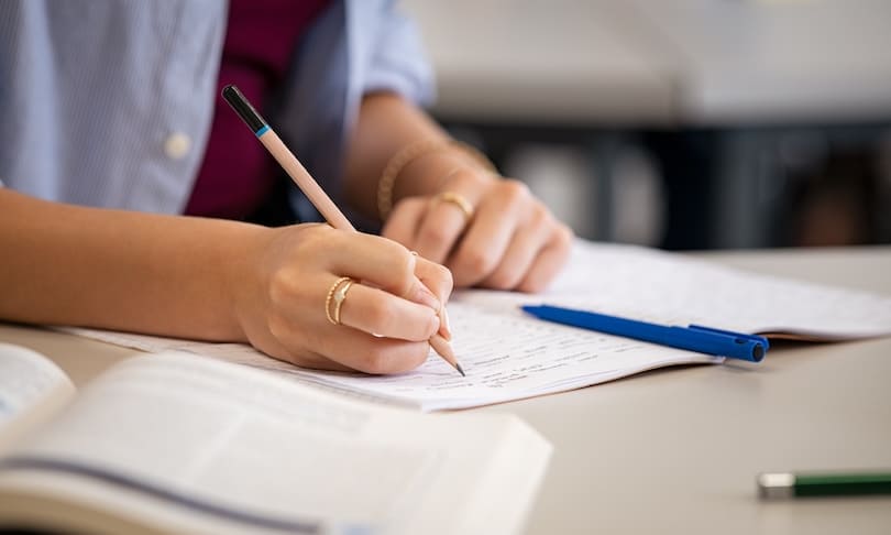 Estudiante realizando su guía y resolviendo dudas frecuentes del examen ECOEMS