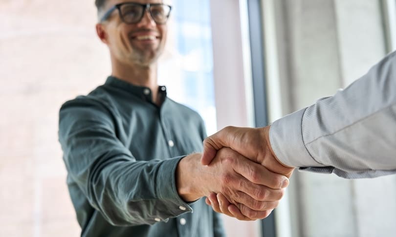 hombres haciendo tratos con habilidades del trabajo del futuro