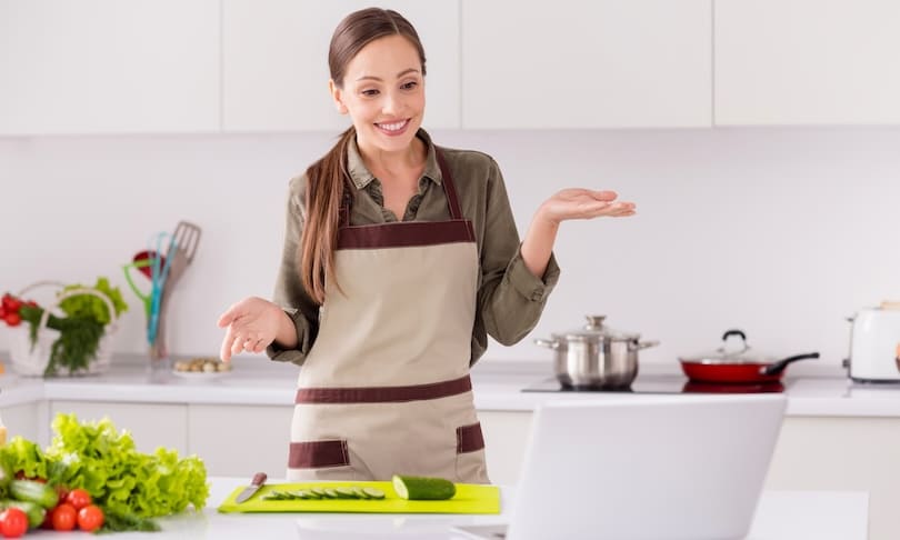 Estudiante de la Licenciatura en Gastronomía en línea en UNITEC practicando técnicas culinarias con apoyo digital