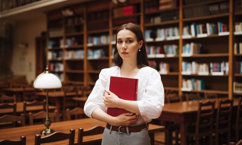 Estudiante de Derecho en León en una práctica profesional de juicio