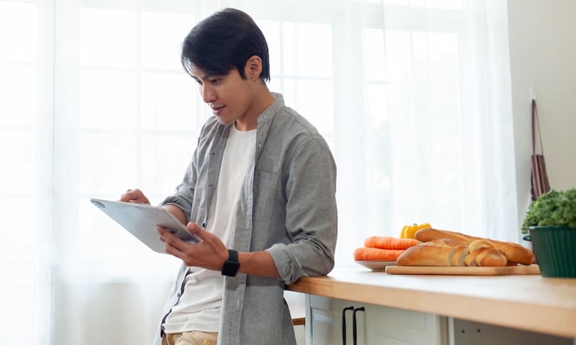 Alumno de UNITEC estudiando Gastronomía en línea con flexibilidad de horarios y plataforma educativa online