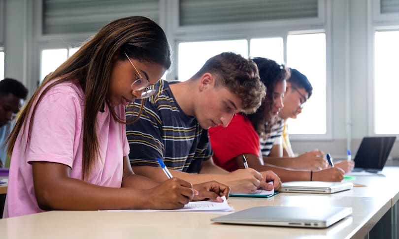 Estudiantes resolviendo preguntas en el Examen ECOEMS