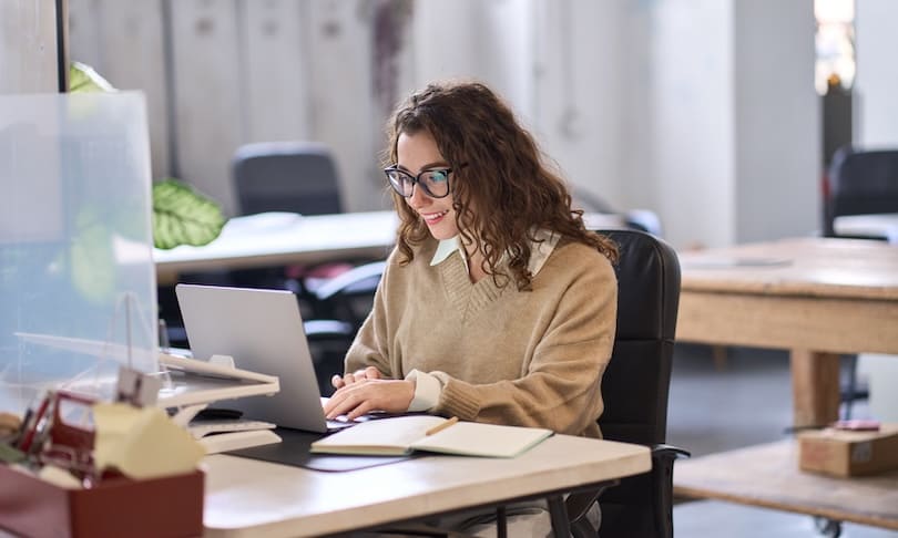 Joven universitario preparándose para su primera entrevista de trabajo