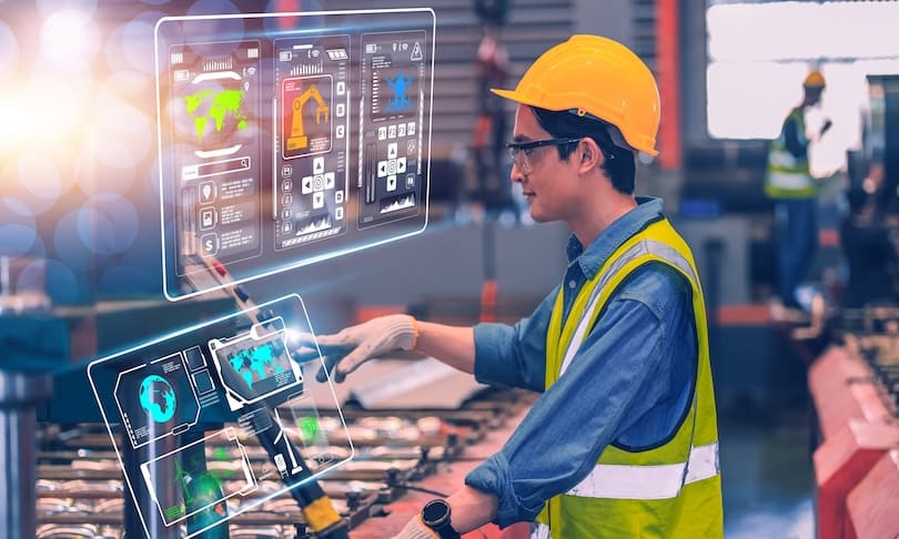 Estudiantes de Ingeniería Industrial de UNITEC trabajando  durante una clase práctica