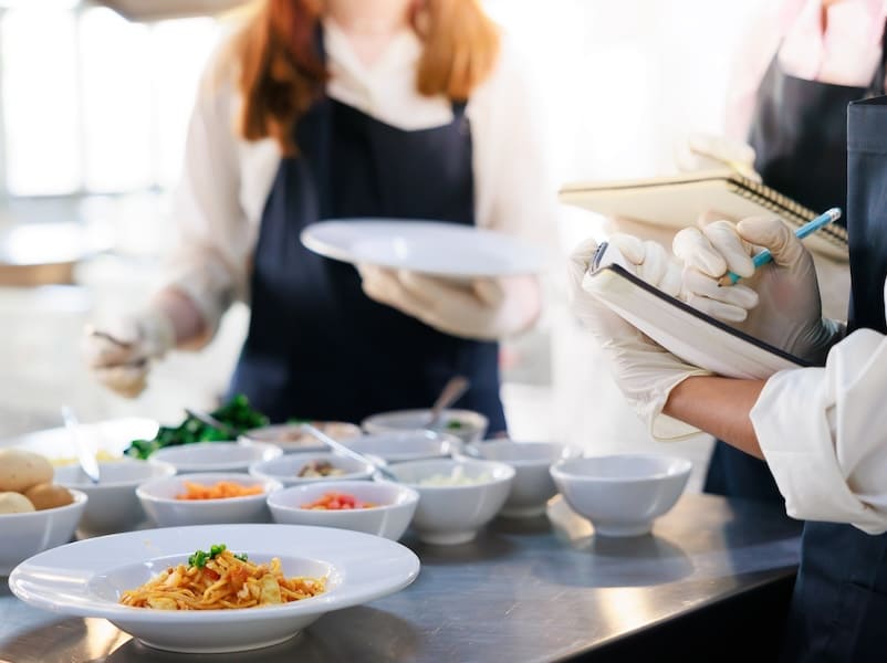 ¿Qué hace un cocinero en un restaurante?