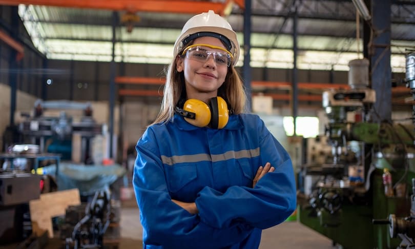 Egresada de Ingeniería Industrial trabajando en campo