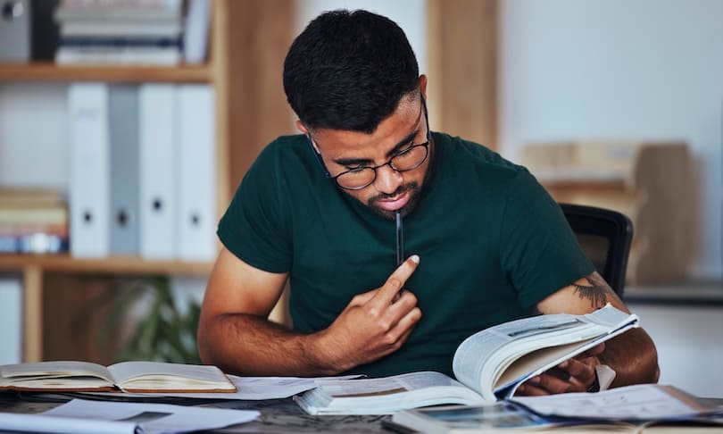 Estudiante de Derecho en León Guanajuato estudiando en la biblioteca de la UNITEC