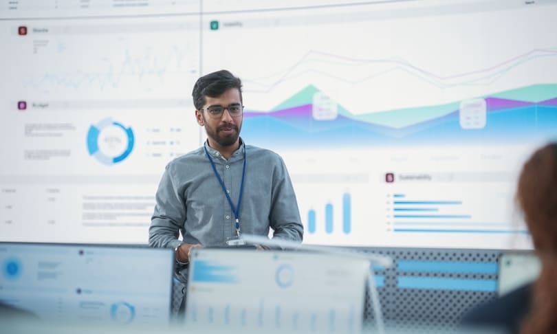 Estudiante de ingeniería utilizando estadística en sus clases