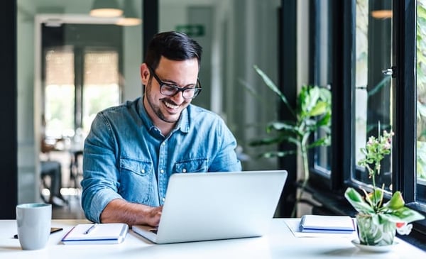 Profesional estudiando una maestría en línea desde su laptop en casa