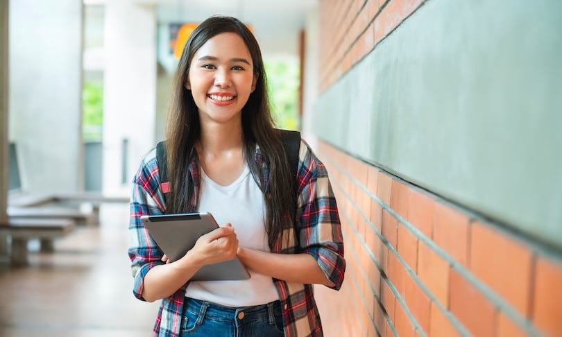 Estudiante conociendo todo sobre el examen ECOEMS