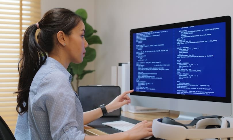 Mujer analizando datos en un trabajo del futuro