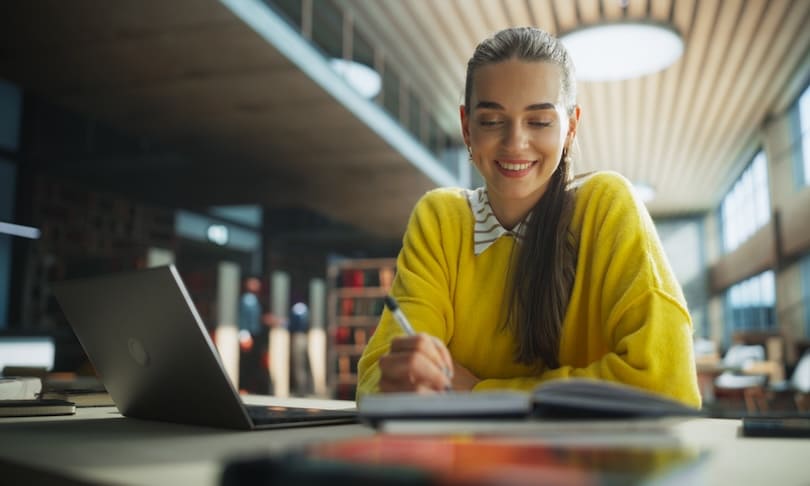 Estudiante obteniendo su titulación cursando una maestria en línea en la UNITEC