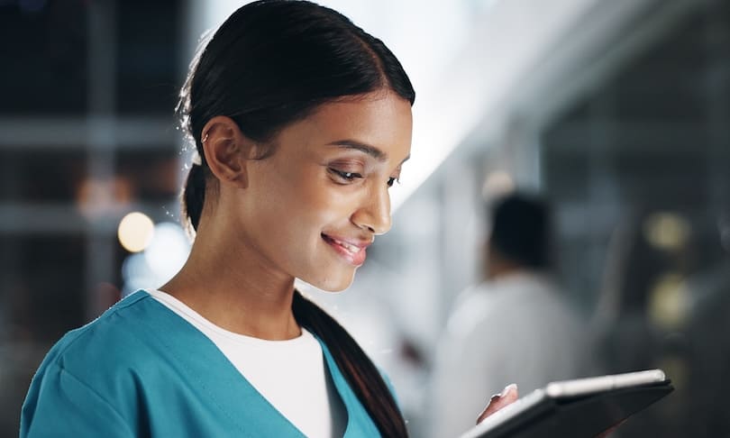 Fisioterapeuta evaluando movilidad del paciente, comparación fisioterapia vs quiropráctica