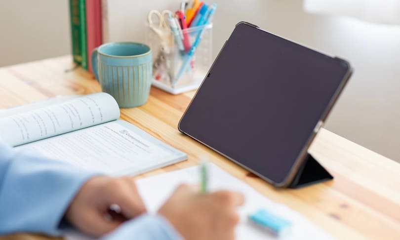 Estudiante usando el simulador del examen ECOEMS como parte de su preparación