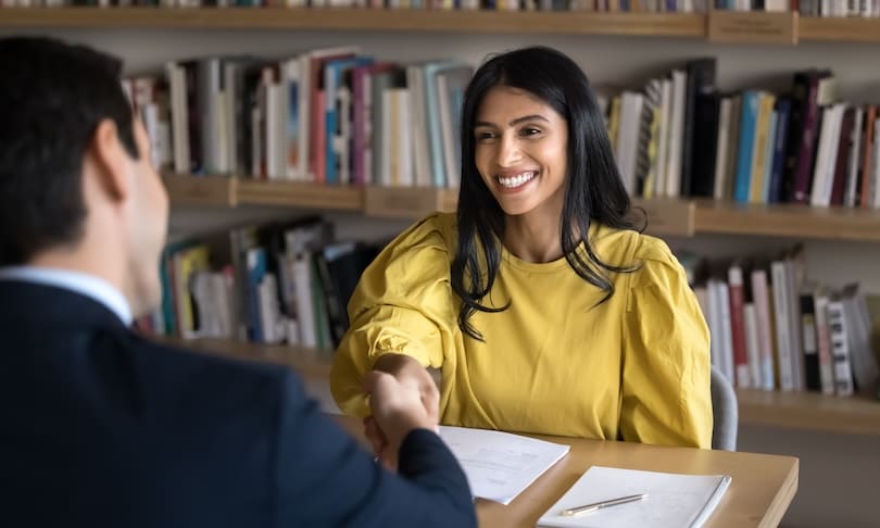 Estudiante universitaria en una entrevista de trabajo hablando sobre sus habilidades y aptitudes
