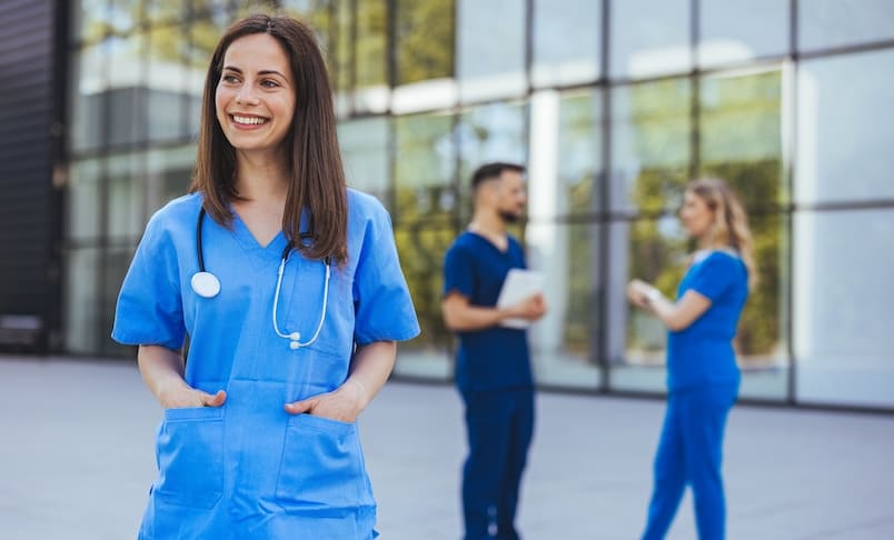 Estudiantes de enfermería intercambian opiniones de sus clases en la UNITEC