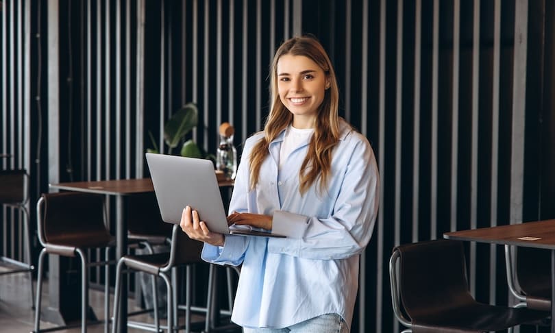 Ingeniera química trabajando en planta de producción