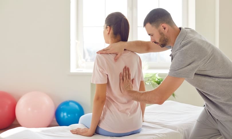 Simulación d laboratorio de fisioterapia UNITEC con equipo de rehabilitación y práctica clínica estudiantil