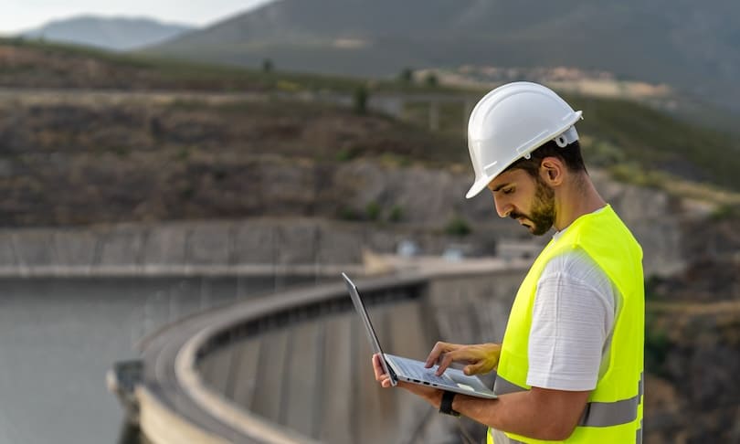Ingeniero industrial trabajando en planta de produccion