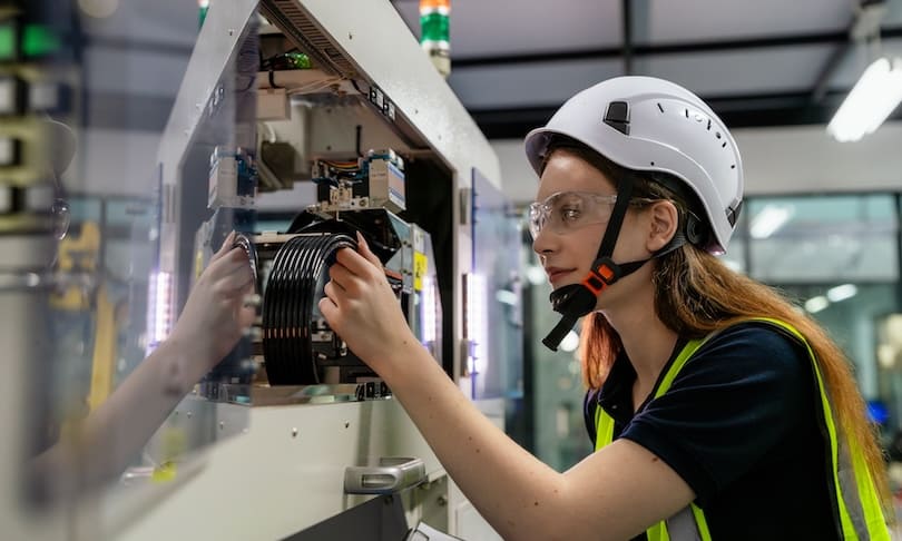 Estudiante de ingeniería poniendo en práctica las matemáticas que ha aprendido durante sus estudios