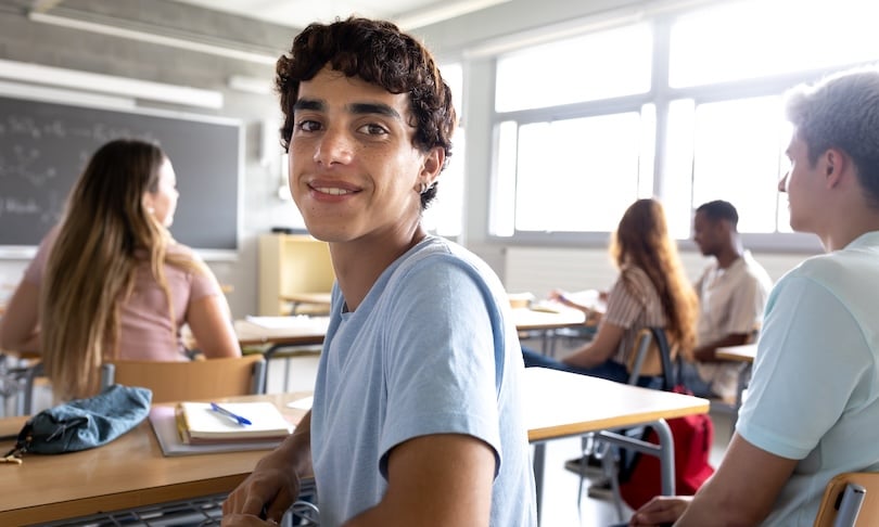 Estudiante presentando su examen de asignación ECOEMS