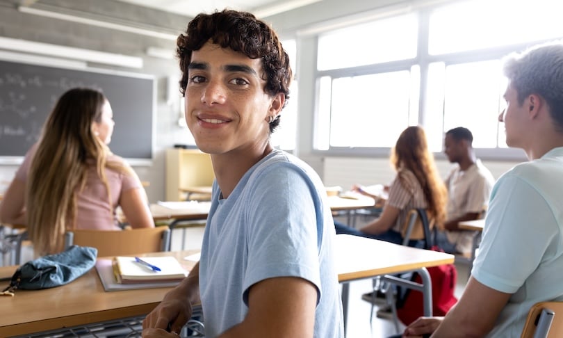 Estudiante de preparatoria UNITEC tomando una de sus clases en el aula