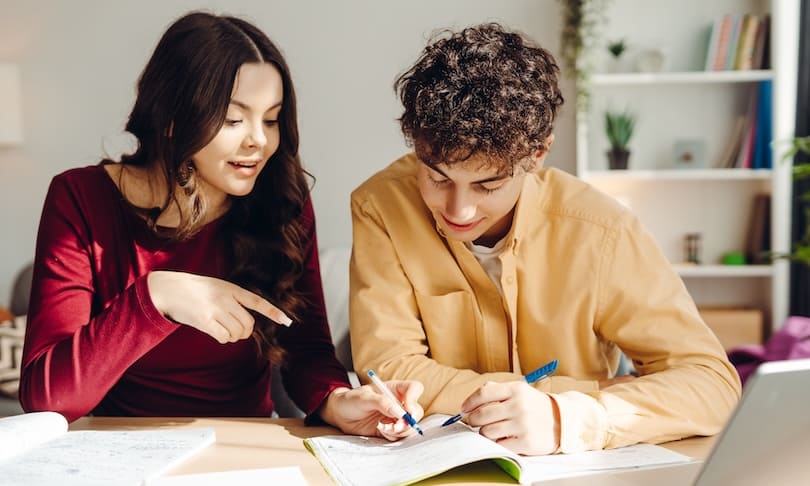 Estudiante usando el simulador del examen ECOEMS como parte de su preparación